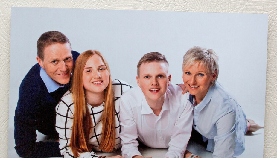 LYKKELIGE: Da Amalie ble konfirmert, gikk hele familien til fotografen. Det er de glad for i dag. LYKKELIGE: Da Amalie ble konfirmert, gikk hele familien til fotografen. Det er de glad for i dag.