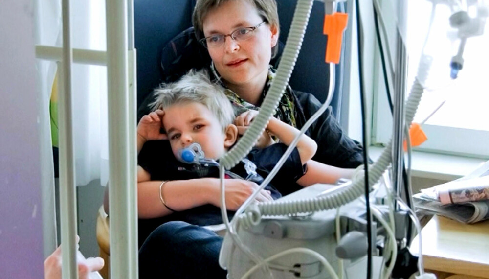 TETT PÅ: De mange sykehusoppholdene skapte et ekstra nært forhold mellom mamma og pappa og Jermund. TETT PÅ: De mange sykehusoppholdene skapte et ekstra nært forhold mellom mamma og pappa og Jermund.