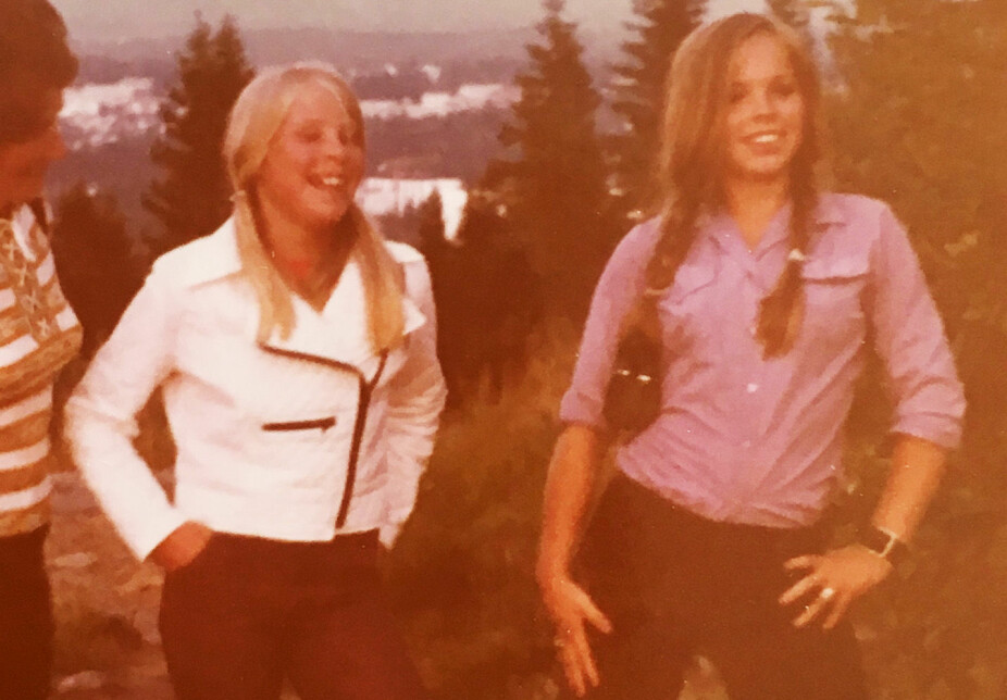 UNGE SØSTRE: Rita Lyngmo var lillesøsteren til Eirin Vibeke Lyngmo, De var også bestevenninner og tilbragte mye tid sammen. Tre år etter Eirin valgte Rita samme yrke. Hun ble også flyvertinne i Widerøe. Dette bildet er tatt mens de var ungdommer. UNGE SØSTRE: Rita Lyngmo var lillesøsteren til Eirin Vibeke Lyngmo, De var også bestevenninner og tilbragte mye tid sammen. Tre år etter Eirin valgte Rita samme yrke. Hun ble også flyvertinne i Widerøe. Dette bildet er tatt mens de var ungdommer.