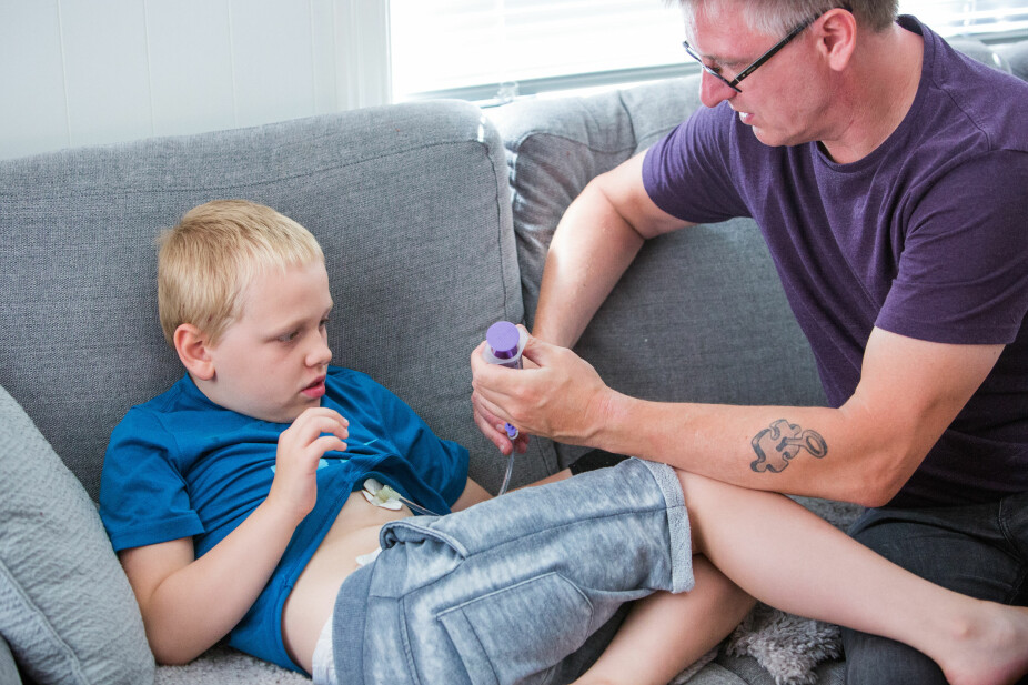 Elias må få mat gjennom en "propp" i magen. Her er det pappa som fyller på middag til Elias. Elias må få mat gjennom en "propp" i magen. Her er det pappa som fyller på middag til Elias.