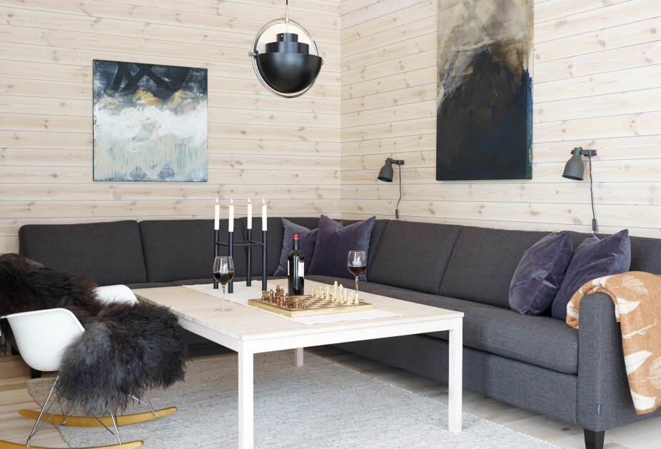 Kosekroken. Sofaen med ulltrekk er fra norske Formfin og kjøpt hos Helset Møbler på Hamar. Kosekroken. Sofaen med ulltrekk er fra norske Formfin og kjøpt hos Helset Møbler på Hamar.