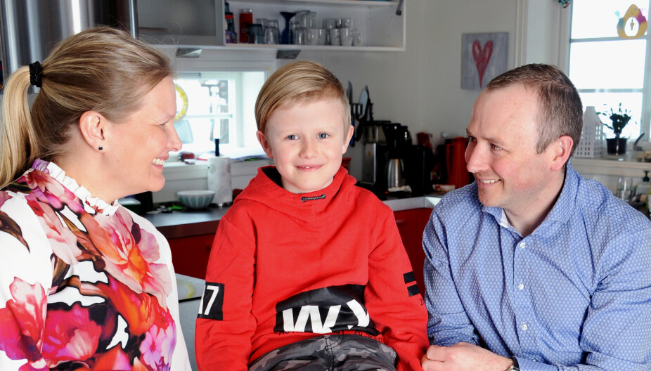 FIN FORM: Mamma Britt Unni Bilben (41) og pappa Arne Myromslien (38) er glade for at Marcus, som er blitt åtte år, får lov til å spille fotball denne sesongen. FIN FORM: Mamma Britt Unni Bilben (41) og pappa Arne Myromslien (38) er glade for at Marcus, som er blitt åtte år, får lov til å spille fotball denne sesongen.