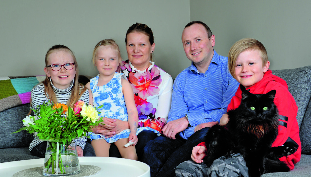 SAMMENSVEISET: Etter hjerneslaget til Marcus er det ekstra godt å kjenne på at de har hverandre. Her er hele familien samlet. Fra venstre: Vilde, Ane, Britt, Arne og Marcus med pus på fanget. SAMMENSVEISET: Etter hjerneslaget til Marcus er det ekstra godt å kjenne på at de har hverandre. Her er hele familien samlet. Fra venstre: Vilde, Ane, Britt, Arne og Marcus med pus på fanget.