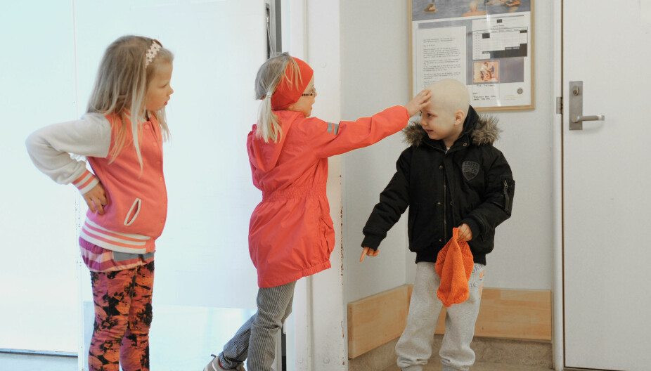 VENNSKAP: Ole Fredrik ble vant til en hverdag uten hår. Da førskolebarna fra barnehagen kom på besøk, lot han venninnen få kjenne på den blanke skallen. VENNSKAP: Ole Fredrik ble vant til en hverdag uten hår. Da førskolebarna fra barnehagen kom på besøk, lot han venninnen få kjenne på den blanke skallen.