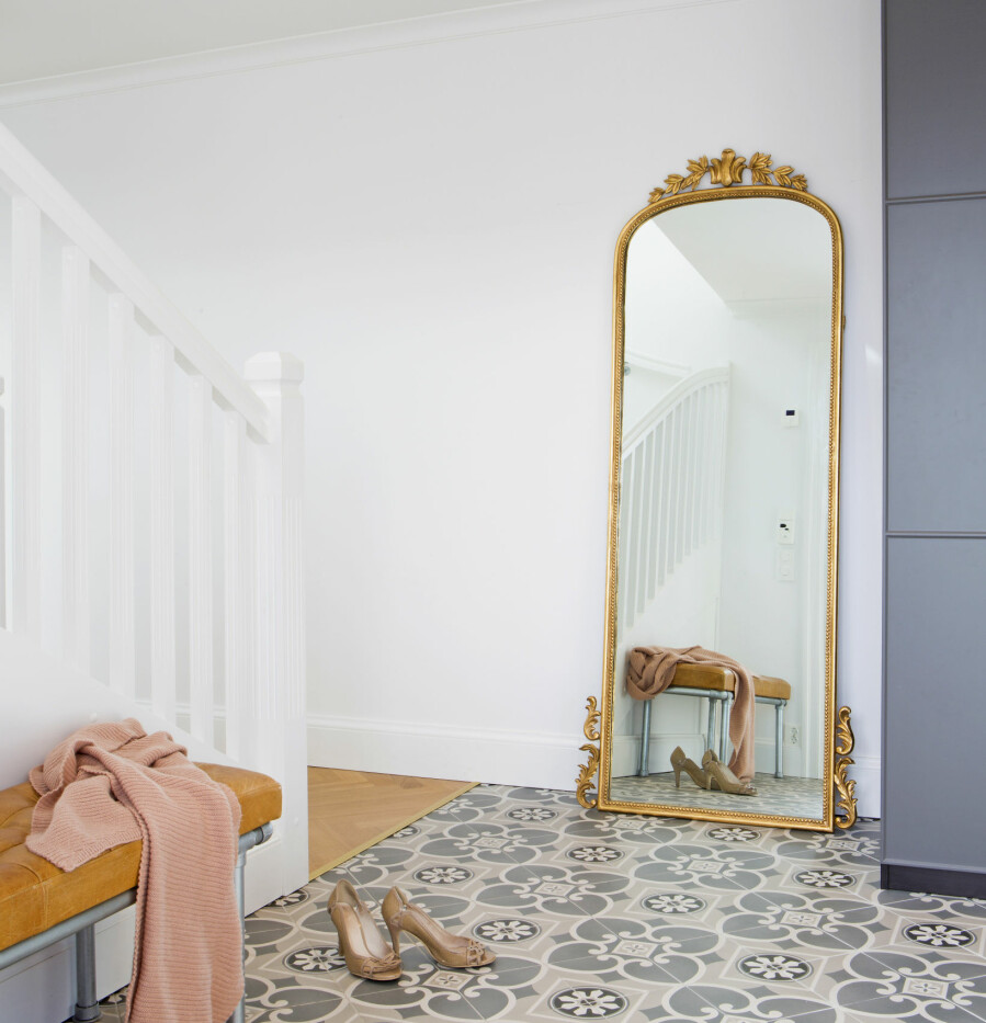 Flisene i gangen er Equipe Caprice fra Modena flisgiganten. De ligner historiske betongfliser, men er mye mer praktisk som keramisk flis – helt vedlikeholdsfri. Speilet er fra Trend Design og skapløsningen fra Ikea. Trappen er norsk håndverk fra Nor-Trapp, benken er fra House Doctor. Flisene i gangen er Equipe Caprice fra Modena flisgiganten. De ligner historiske betongfliser, men er mye mer praktisk som keramisk flis – helt vedlikeholdsfri. Speilet er fra Trend Design og skapløsningen fra Ikea. Trappen er norsk håndverk fra Nor-Trapp, benken er fra House Doctor.