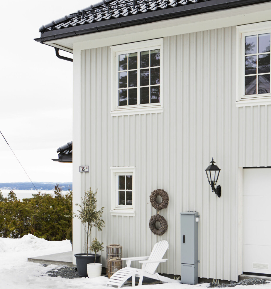 Huset til Tina, Peter og familien ligger idyllisk til i Ekebergåsen i Oslo, med deilig utsikt over Oslofjorden. Det er et typehus som har gjennomgått mange spesialtilpasninger for å passe inn på tomten og til familiens formål. Huset til Tina, Peter og familien ligger idyllisk til i Ekebergåsen i Oslo, med deilig utsikt over Oslofjorden. Det er et typehus som har gjennomgått mange spesialtilpasninger for å passe inn på tomten og til familiens formål.