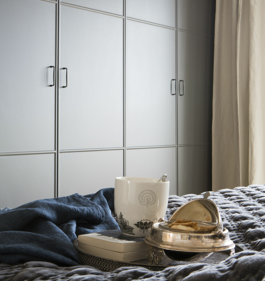 SKAP: Den ene veggen på soverommet er dekket med store skap fra Ikea, som gir godt med garderobeplass. Tina kan godt finne på å ta frokosten på senga med en god bok, særlig de ukene hun og Peter er uten barn. I et antikk serveringsfat for kaviar, som Tina kjøpte på en bruktbutikk i Danmark, har hun kjeks til teen i kopp fra Indiska. SKAP: Den ene veggen på soverommet er dekket med store skap fra Ikea, som gir godt med garderobeplass. Tina kan godt finne på å ta frokosten på senga med en god bok, særlig de ukene hun og Peter er uten barn. I et antikk serveringsfat for kaviar, som Tina kjøpte på en bruktbutikk i Danmark, har hun kjeks til teen i kopp fra Indiska.