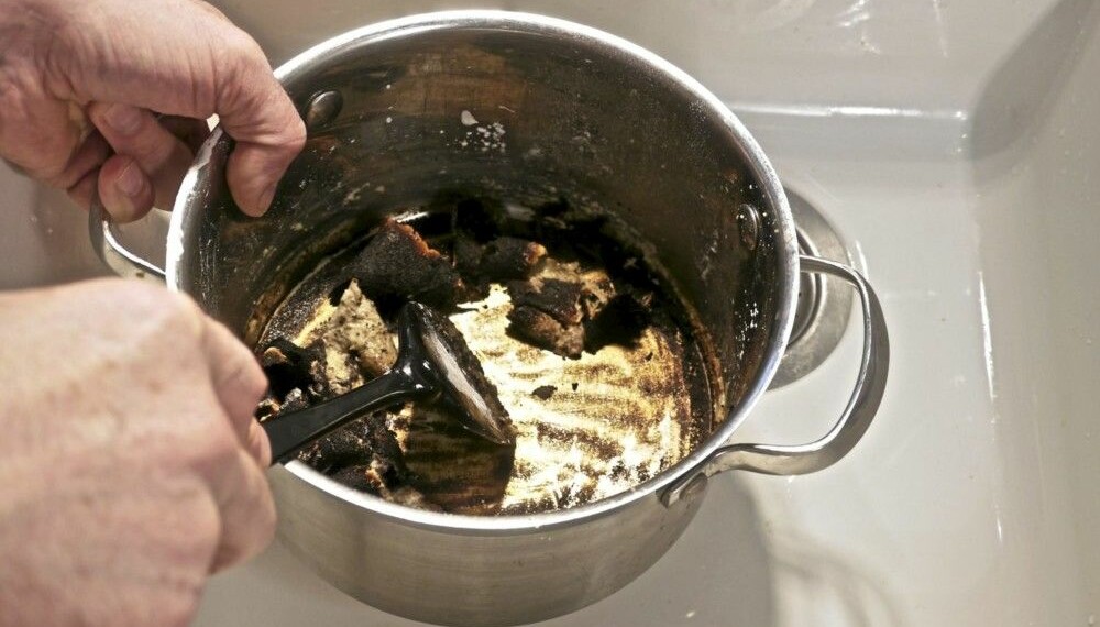 BAKEPULVER: Bakepulver og vann skal løse opp matrester i løpet av noen timer. BAKEPULVER: Bakepulver og vann skal løse opp matrester i løpet av noen timer.