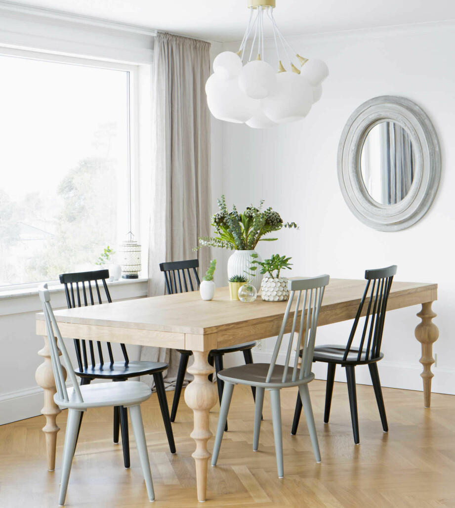 SPISESTUEN: Spisebordet Viola fra Ygg & Lyng sto lenge på Tinas ønskeliste, og nå har det fått hedersplassen i familiens nye hjem. Det er i hvitoljet eik, akkurat som gulvet fra Boen parkett. Stolene fra Bohus er midlertidige, tror Tina, de ønsker seg noen i skinn. Taklampe fra Ellos, speil fra Christiania Belysning og gardiner fra Himla. SPISESTUEN: Spisebordet Viola fra Ygg & Lyng sto lenge på Tinas ønskeliste, og nå har det fått hedersplassen i familiens nye hjem. Det er i hvitoljet eik, akkurat som gulvet fra Boen parkett. Stolene fra Bohus er midlertidige, tror Tina, de ønsker seg noen i skinn. Taklampe fra Ellos, speil fra Christiania Belysning og gardiner fra Himla.