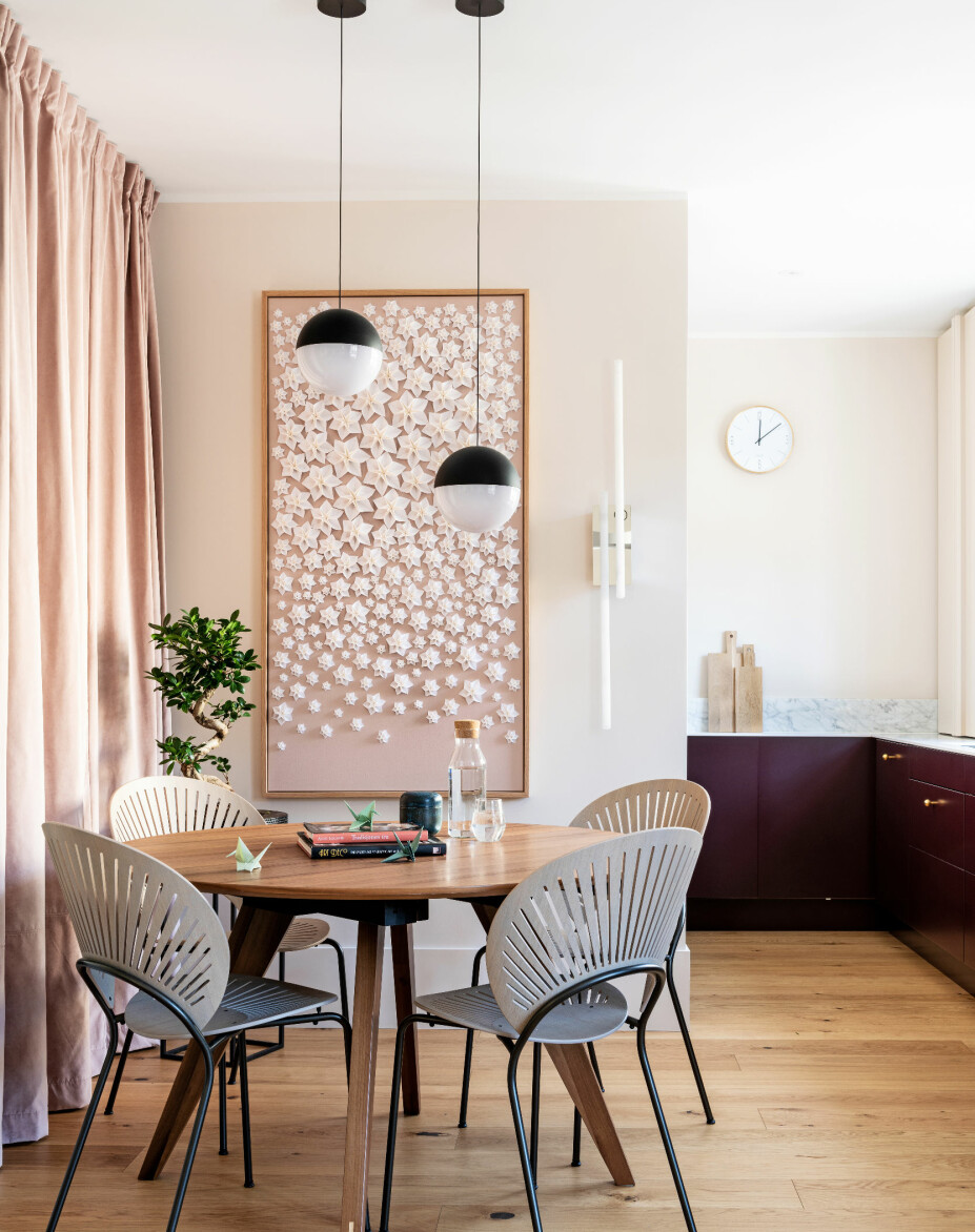 BEDRE PLASS: Ved å fjerne og flytte vegger, har det blitt rom til en koselig spisekrok. Bak forhenget skjuler det seg en glassvegg ut mot gangen, som gir økt romfølelse når gardinen dras til siden. Bord med valnøttfinish er fra Bolia, Trinidad-stolene er designet av Nana Ditzel for Fredericia og lampene er Flos' String Light. BEDRE PLASS: Ved å fjerne og flytte vegger, har det blitt rom til en koselig spisekrok. Bak forhenget skjuler det seg en glassvegg ut mot gangen, som gir økt romfølelse når gardinen dras til siden. Bord med valnøttfinish er fra Bolia, Trinidad-stolene er designet av Nana Ditzel for Fredericia og lampene er Flos' String Light.