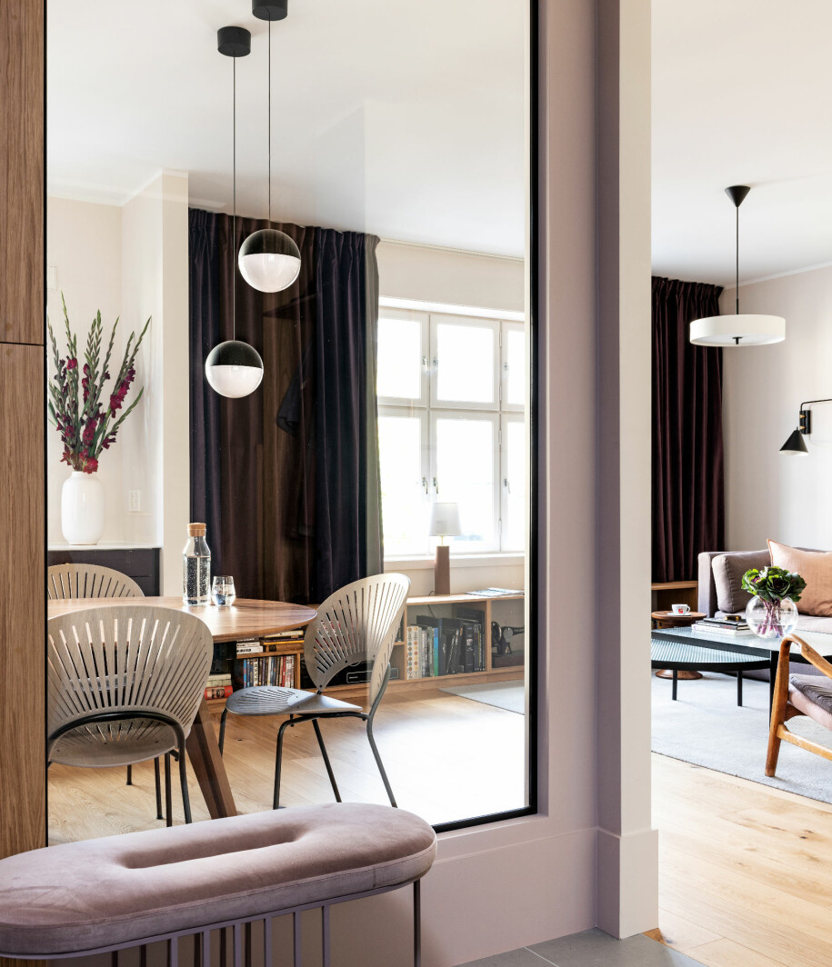 GLASSVINDU MELLOM GANG OG SPISEPLASS: Fra gangen ser man rett inn i spisedelen av kjøkkenet. Glassveggen øker romfølelsen og får både gangen og spisesonen til å virke større og luftigere. GLASSVINDU MELLOM GANG OG SPISEPLASS: Fra gangen ser man rett inn i spisedelen av kjøkkenet. Glassveggen øker romfølelsen og får både gangen og spisesonen til å virke større og luftigere.