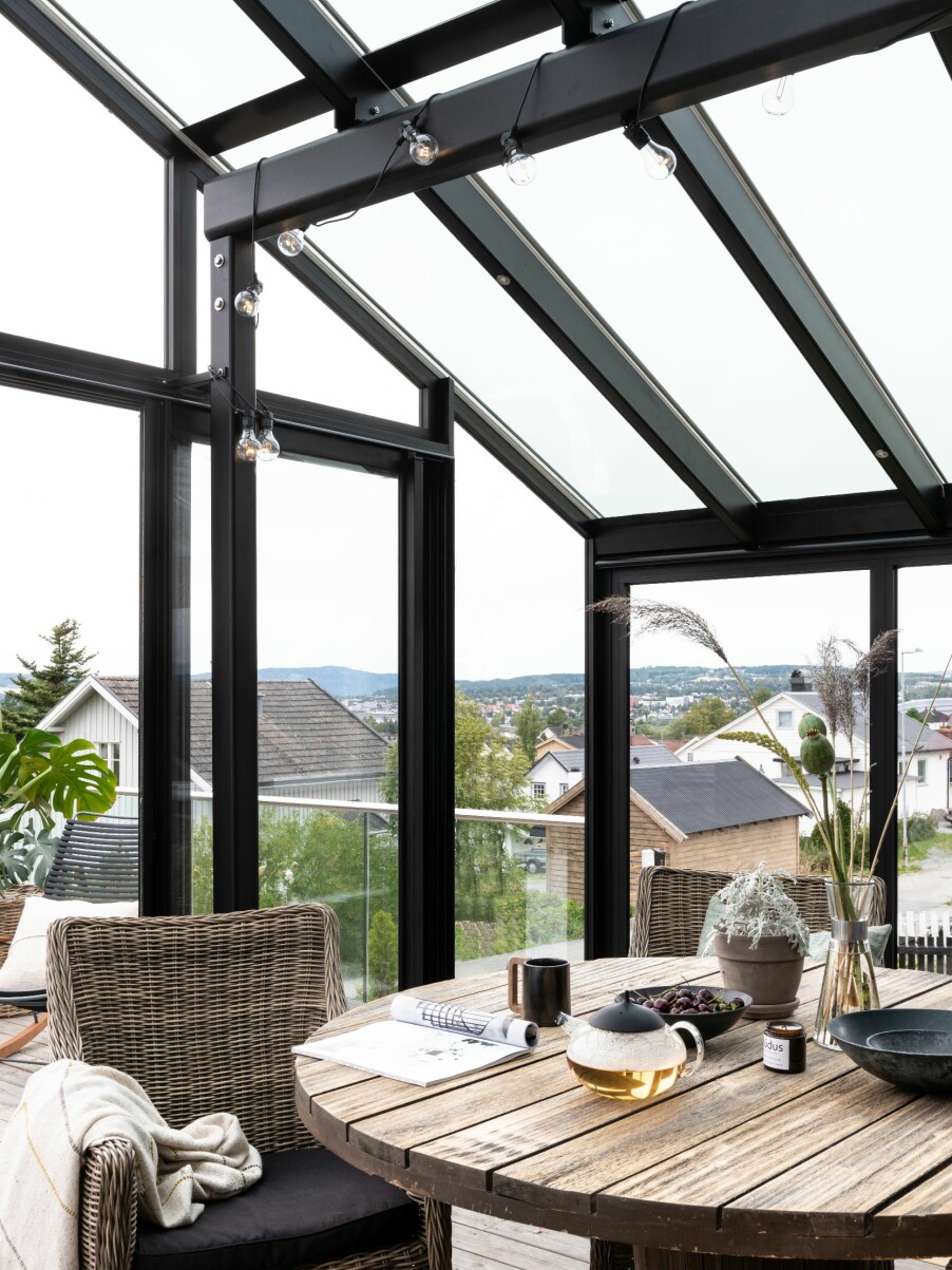 BEST KALDT: Inne i glasshuset er det både lunt og lyst, for varmt på gode sommerdager, men ideelt i kjølige perioder, ifølge beboerne. Bordet i utestuen er et bruktfunn, tekannen er fra Eva Solo, kruset fra Nudus. BEST KALDT: Inne i glasshuset er det både lunt og lyst, for varmt på gode sommerdager, men ideelt i kjølige perioder, ifølge beboerne. Bordet i utestuen er et bruktfunn, tekannen er fra Eva Solo, kruset fra Nudus.