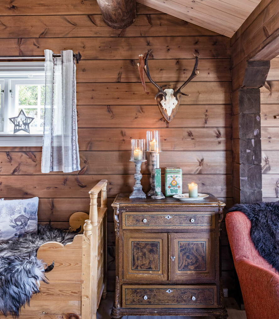 Maskinlaftet. Paret valgte maskinlaftet tømmer da de skulle bygge hytta. Det ble fraktet hit fra Lappland. Maskinlaftet. Paret valgte maskinlaftet tømmer da de skulle bygge hytta. Det ble fraktet hit fra Lappland.