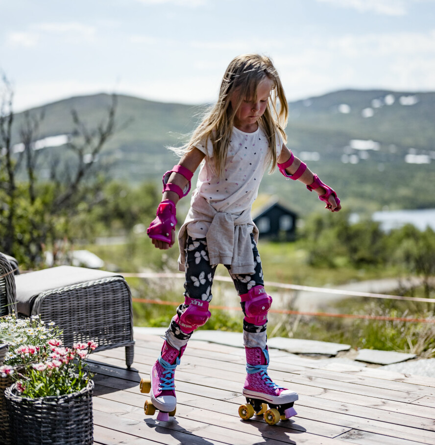 I full aktivitet. De to tvillingjentene er aktive, og de trives både på jakt med pappa og med å leke utenfor hytteveggen. I full aktivitet. De to tvillingjentene er aktive, og de trives både på jakt med pappa og med å leke utenfor hytteveggen.