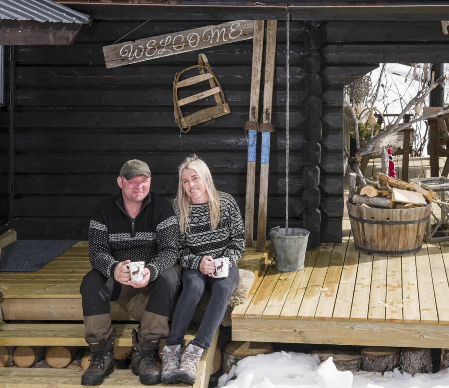 KAFFEPAUSE: Nå kan paret ta seg mange pauser og nyte det ferdige resultatet en stund. Det gir en ekstra god følelse å ha bygget hele hytta selv. KAFFEPAUSE: Nå kan paret ta seg mange pauser og nyte det ferdige resultatet en stund. Det gir en ekstra god følelse å ha bygget hele hytta selv.