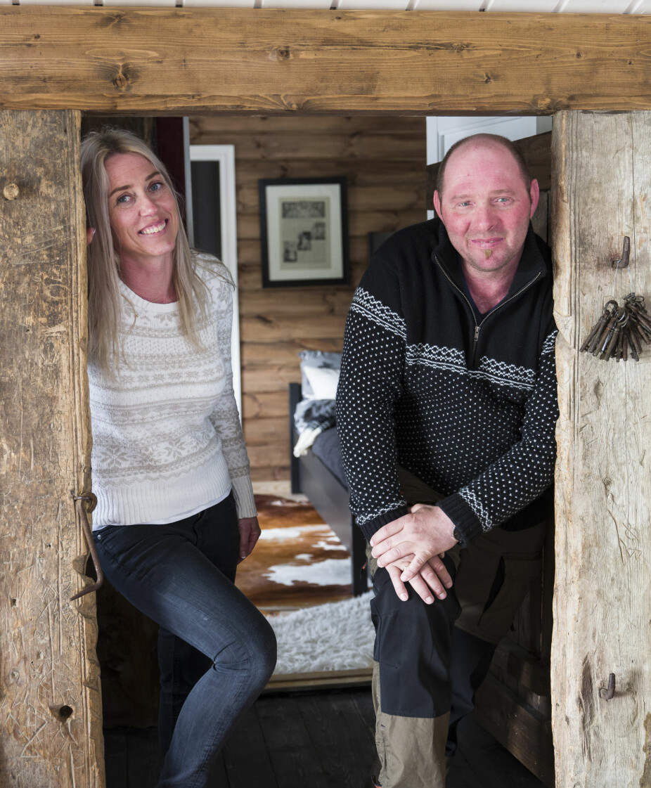 Skillet. Inger-Marie og Olav i skillet mellom den gamle og nye hyttedelen, som de har laftet selv. Skillet. Inger-Marie og Olav i skillet mellom den gamle og nye hyttedelen, som de har laftet selv.