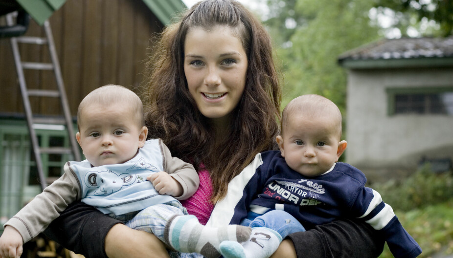 DA: Stine Omsted og tvillingguttene Christian og Frederick. Omsted var 19 år da guttene kom til verden. DA: Stine Omsted og tvillingguttene Christian og Frederick. Omsted var 19 år da guttene kom til verden.