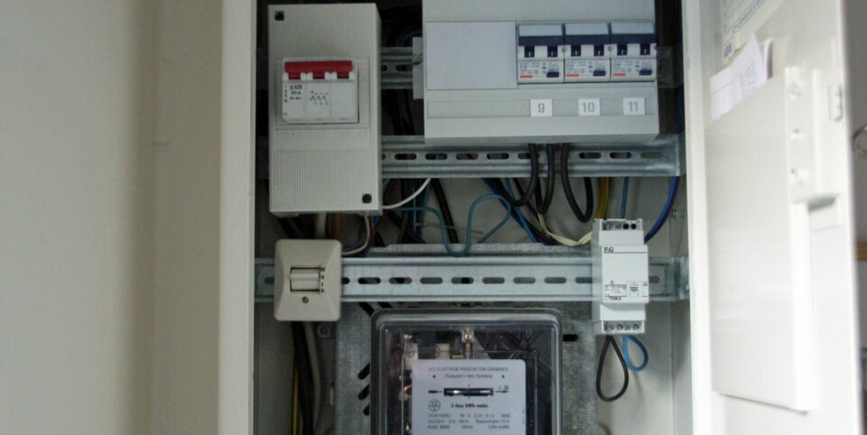 SLUKKE BRANN I EL-ANLEGGET: Begynner det å brenne i sikringsskapet eller andre elektriske installasjoner, er vann et godt slukkemiddel.