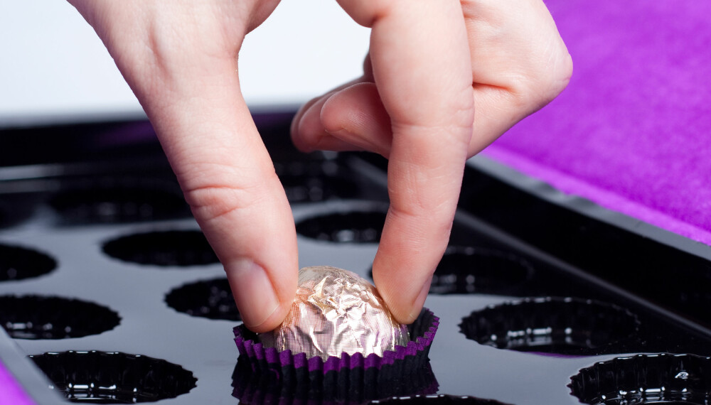 STYR UNNA: Det er lett å falle for fristelsen til å småspise sjokolade hvis du har det liggende i skapet. 