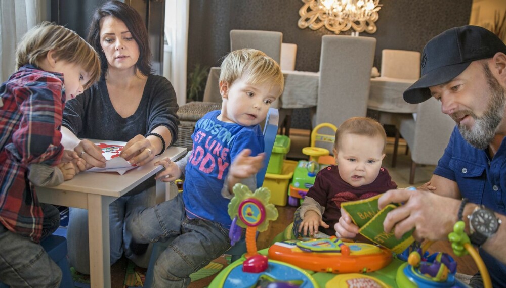 HVERDAGSLIV: Det er ikke lett å gi oppmerksomhet til ett barn av gangen når man har tre tette. Fra venstre: Oliver James (4), mamma Bente, Jack Connor (3), Nicoline Jade (1) og pappa David. HVERDAGSLIV: Det er ikke lett å gi oppmerksomhet til ett barn av gangen når man har tre tette. Fra venstre: Oliver James (4), mamma Bente, Jack Connor (3), Nicoline Jade (1) og pappa David.