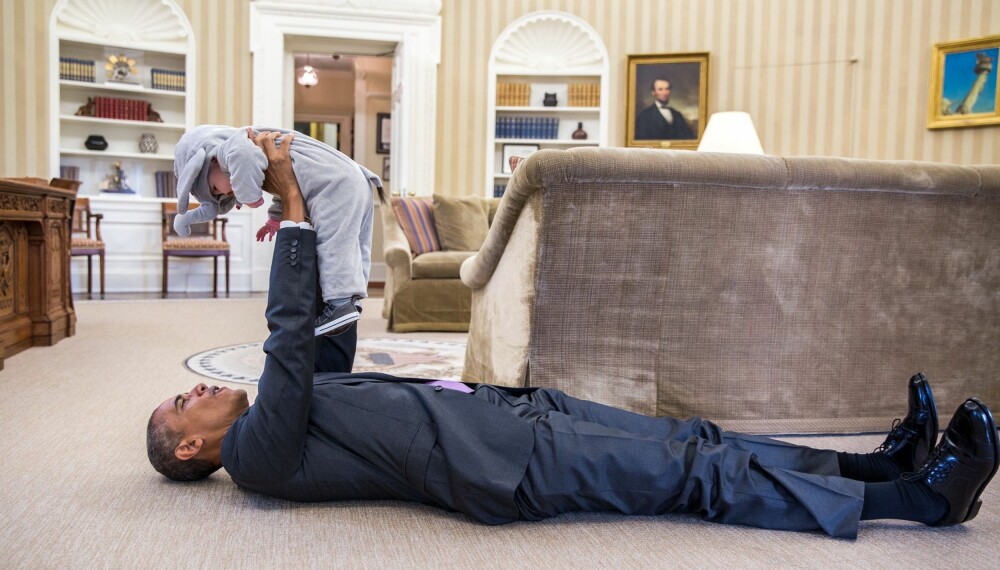 MEKTIG MANN: President Obama leker med Ella Rhodes, her i elefantkostymet hun brukte på Halloween, på gulvet av Det ovale kontor. Ella har blitt med pappa Ben Rhodes, som er sikkerhetsrådgiver for presidenten, på jobben.