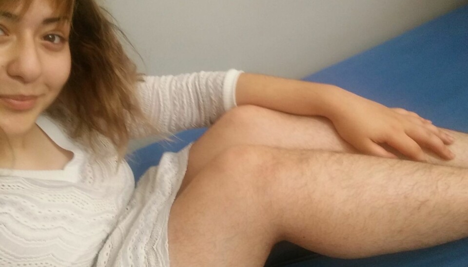 HAIRY ISN'T SCARY: Yasmin viser stolt frem de hårete leggene sine.