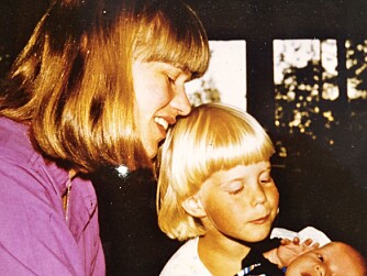 SYKT FORHOLD TIL MAT: Å vokse opp med en mor som har spiseforstyrrelser kan være vanskelig. Slik var Kristiane sin barndom, her sammen med sin mor og lillebror i 1983.