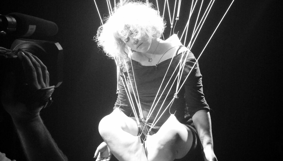 GRENSESPRENGENDE: Forfatter Heidi Sævareid har hengt i kroker for å teste egne grenser.