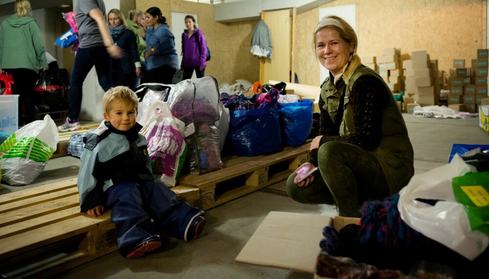 NY AKTIVISME PREGER NORGE: Tonje Tornes er med i en gruppe som tar imot gaver til flyktninger, sorterer dem og klargjør pakker  til utevering. Her sammen med sin yngste sønn Bendik (3).