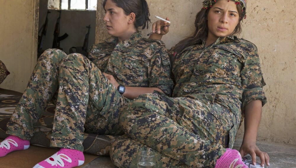 KVINNENE SOM SLÅSS MOT IS: YPJ-krigere hviler ved leirstedet sitt nær Jabal Abd al-Aziz-fjellene nord i Syria før neste kamp mot Den islamske stat. Avdelingen, som ble dannet for tre år siden, har mer enn 7000 kvinnelige stridende og kjemper ved fronten. KVINNENE SOM SLÅSS MOT IS: YPJ-krigere hviler ved leirstedet sitt nær Jabal Abd al-Aziz-fjellene nord i Syria før neste kamp mot Den islamske stat. Avdelingen, som ble dannet for tre år siden, har mer enn 7000 kvinnelige stridende og kjemper ved fronten.