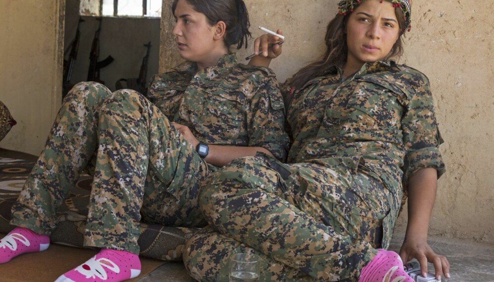 KVINNENE SOM SLÅSS MOT IS: YPJ-krigere hviler ved leirstedet sitt nær Jabal Abd al-Aziz-fjellene nord i Syria før neste kamp mot Den islamske stat. Avdelingen, som ble dannet for tre år siden, har mer enn 7000 kvinnelige stridende og kjemper ved fronten.