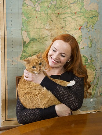 KOS: Anne med katten Pus.  - Jeg skulle ønske barnefrie og familier kunne omgås mer på tvers, sier Anne.