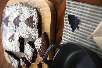 KAKEPYNT PÅ 1-2-3: Med melis er det ingen sak å lage hvit jul på en sjokoladekake.