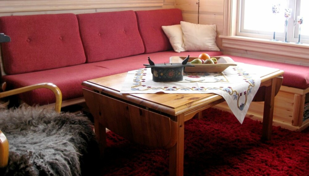 HELT PERFEKT: Sofaen er hjemmesnekret, med spesialsydde puter. Slik er den tilpasset den lille hytta slik at funksjonaliteten er optimal. HELT PERFEKT: Sofaen er hjemmesnekret, med spesialsydde puter. Slik er den tilpasset den lille hytta slik at funksjonaliteten er optimal.