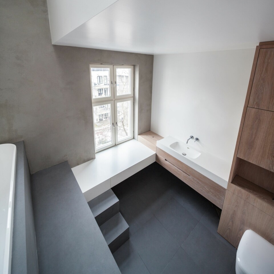 STILRENT: Med sin høye himling og rene linjer blir det nesten en asketisk øvelse å besøke badet. (FOTO: Simon Kennedy)