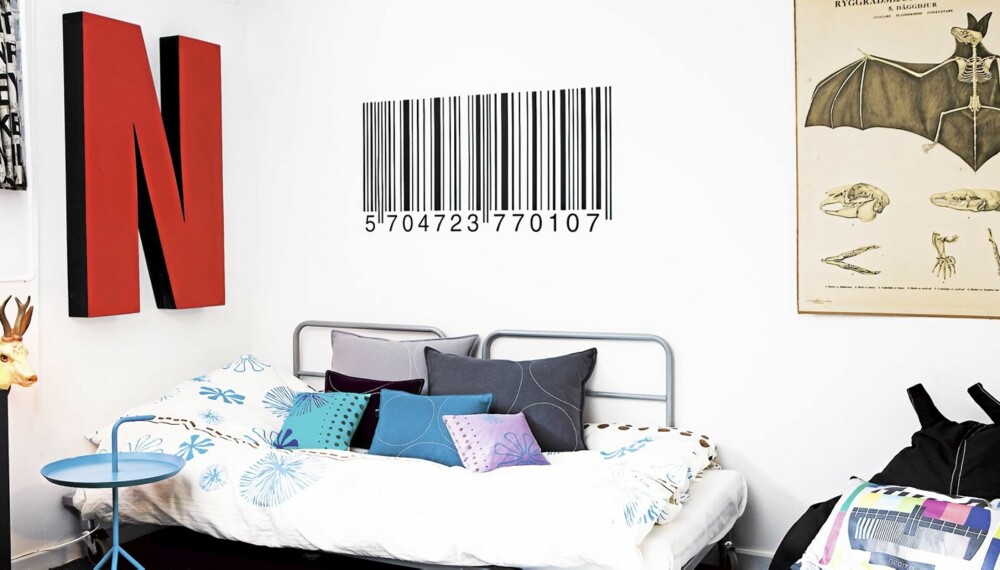 GUTTEROM: Mathias rom er enkelt innredet med Ikea-seng i industriell stil, et lite brettbord fra Hay og sekkestol fra Roommate.dk. N-en på veggen er fra Frou-frou.dk, strekkoden er en wallsticker fra Ferm-Living.com. Flaggermusplansjen er fra Mosterolga.dk. Tv-puten er fra Neon Living og bambi-lampen fra Montyogco.dk. GUTTEROM: Mathias rom er enkelt innredet med Ikea-seng i industriell stil, et lite brettbord fra Hay og sekkestol fra Roommate.dk. N-en på veggen er fra Frou-frou.dk, strekkoden er en wallsticker fra Ferm-Living.com. Flaggermusplansjen er fra Mosterolga.dk. Tv-puten er fra Neon Living og bambi-lampen fra Montyogco.dk.