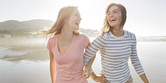 SOSIAL: Å være lykkelig henger nært sammen med å investere i sosiale relasjoner, ifølge forskerne.