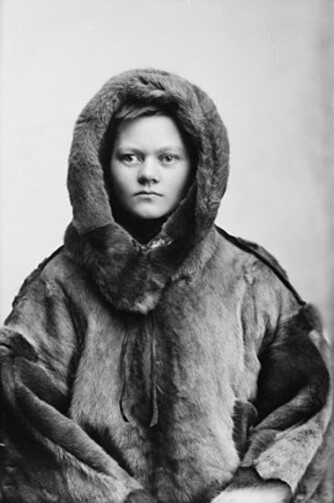 POLARHELT: Her parodierer kvinnesaksforkjemper og fotograf Marie HØeg det klassiske polarbildet.
