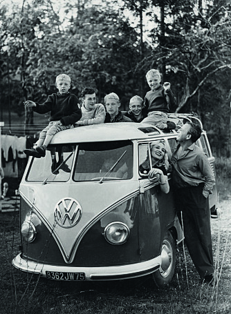 HELE FAMILIEN: I en franskregistrert VW Transporter Samba kjørte Sossen og Guy til Paris med alle guttene, unntatt Ståle som hadde reist i forveien. På taket, fra venstre: Øivind, Tom, Helge, Halvor og Frode.