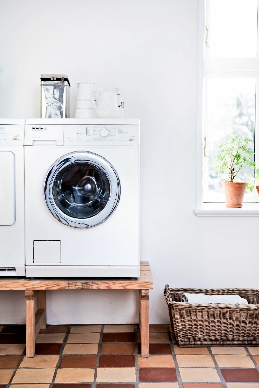HØYT HEVET: Spar ryggen ved å lage et stativ til vaskemaskinen, så slipper du å bøye deg så mye. FOTO: Tia Borgsmidt