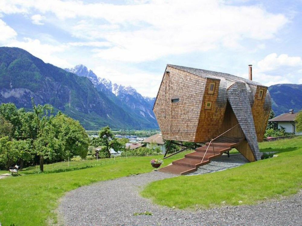 ALPENE: Det denne hytta mangler på størrelse, tar den igjen på utsikt. FOTO: Ufogel.at/