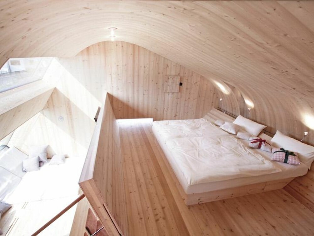 SOVEPLASS: Det er soveplass til minst 4 inne i den kompakte hytta. FOTO: Ufogel.at/