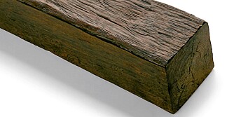NATURTRO: Både struktur, kvist og farge er naturtro, men denne bjelken er hul inni og kan brukes praktisk for å skule ledninger eller annet. NATURTRO: Både struktur, kvist og farge er naturtro, men denne bjelken er hul inni og kan brukes praktisk for å skule ledninger eller annet.