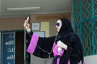 AVLA STEMME: Ghada Ghazzawi filmer seg selv utenfor stemmelokalet etter å ha avlagt sin stemme. Det er første gang kvinner har hatt stemmerett ved valg i Saudi-Arabia.