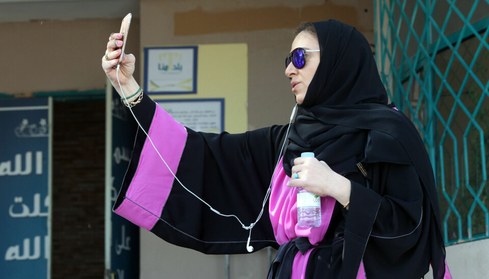 AVLA STEMME: Ghada Ghazzawi filmer seg selv utenfor stemmelokalet etter å ha avlagt sin stemme. Det er første gang kvinner har hatt stemmerett ved valg i Saudi-Arabia.