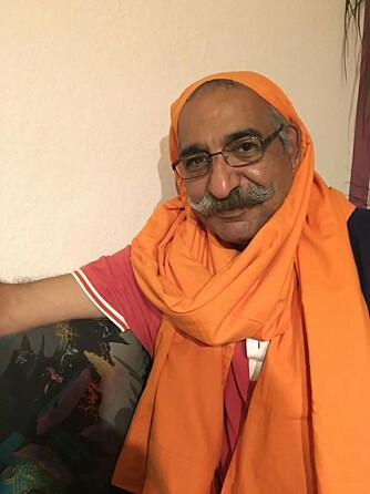 STØTTER KVINNENE: Under bildet sitt kaller han påtvungne slør for "en fornærmelse" og "ondskapsfullt". STØTTER KVINNENE: Under bildet sitt kaller han påtvungne slør for "en fornærmelse" og "ondskapsfullt".