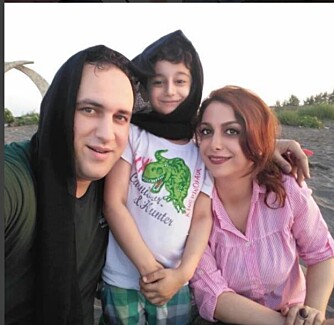 "I den stekende heten i Nord Iran bestemte jeg meg for å prøve det påtvungnde sløret til min kjære. Varmen var ulidelig", skriver småbarnsfaren til facebooksiden My Stealthy Freedom. "I den stekende heten i Nord Iran bestemte jeg meg for å prøve det påtvungnde sløret til min kjære. Varmen var ulidelig", skriver småbarnsfaren til facebooksiden My Stealthy Freedom.