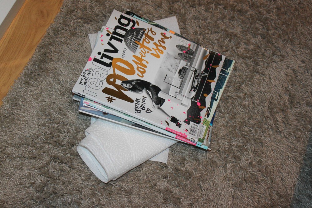 TUNGE TING: Legg noe tungt, som bøker eller magasiner, oppå tørkepapiret som ligger på flekken. FOTO: Trine Jensen