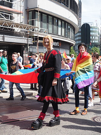 STOLT SKEIV SAME: Dáavet bar moras kofte under Oslo Pride. STOLT SKEIV SAME: Dáavet bar moras kofte under Oslo Pride.