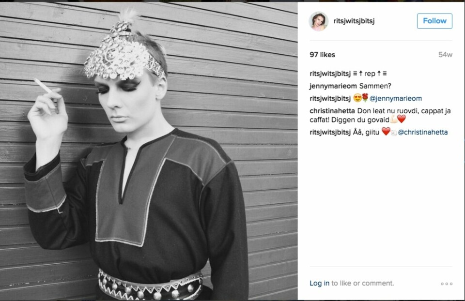 ISCENESETTER SEG SELV: - Mora mi er vant til at jeg går i klesskapet hennes og låner klær. Jeg legger ut mye rart på Instagram. Selv har jeg aldri opplevd å bli hetsa, jeg får heller positiv oppmerksomhet hvis jeg går i kofte. Andre samer har opplevd fysisk og verbal vold.